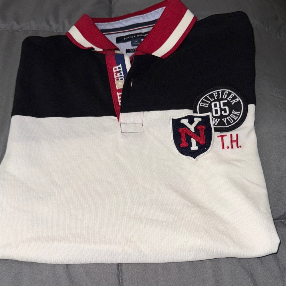 Men’s Tommy HILFIGER, short sleeve button down!!🔥🔥🔥🔥 **PREOWNED**